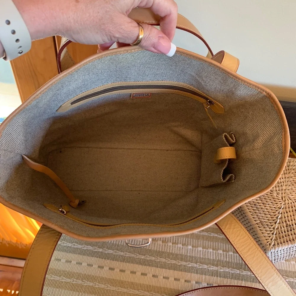 ☀️GUC Dooney & Bourke Signature top handle shoulder bag w/leather trim - Picture 7 of 15